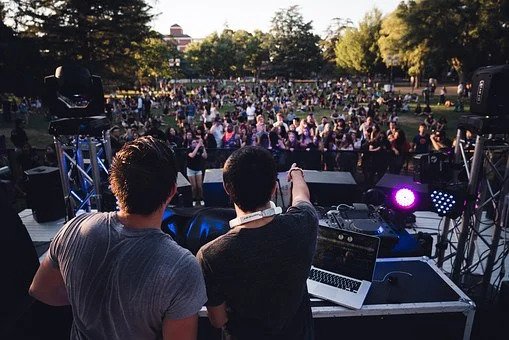 Festivaly jsou také příležitostí ukázat se v tričku s logem.