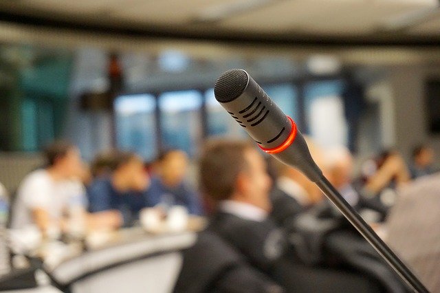 mikrofon na konferenci